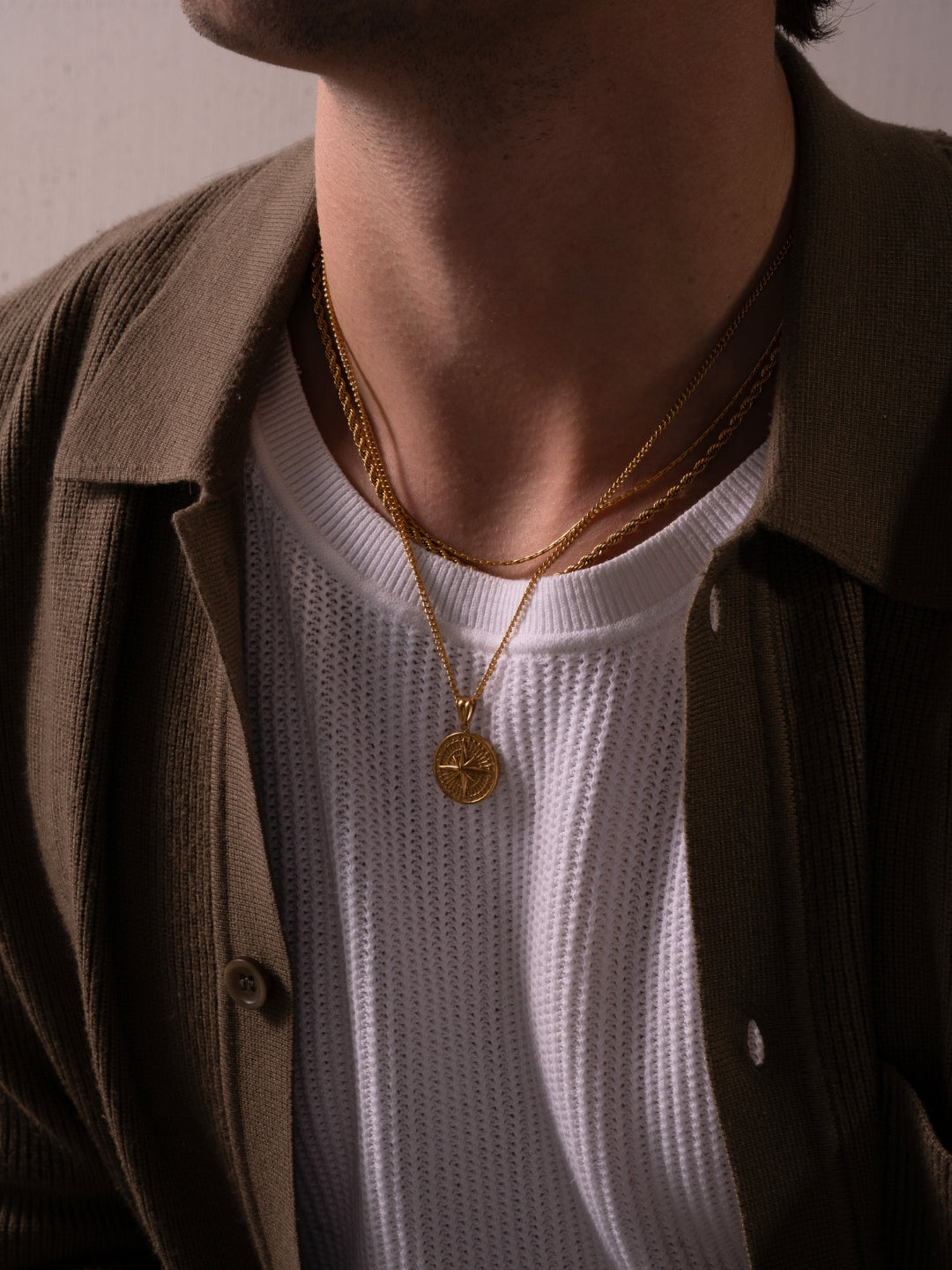 Collar Compass dorado para hombre