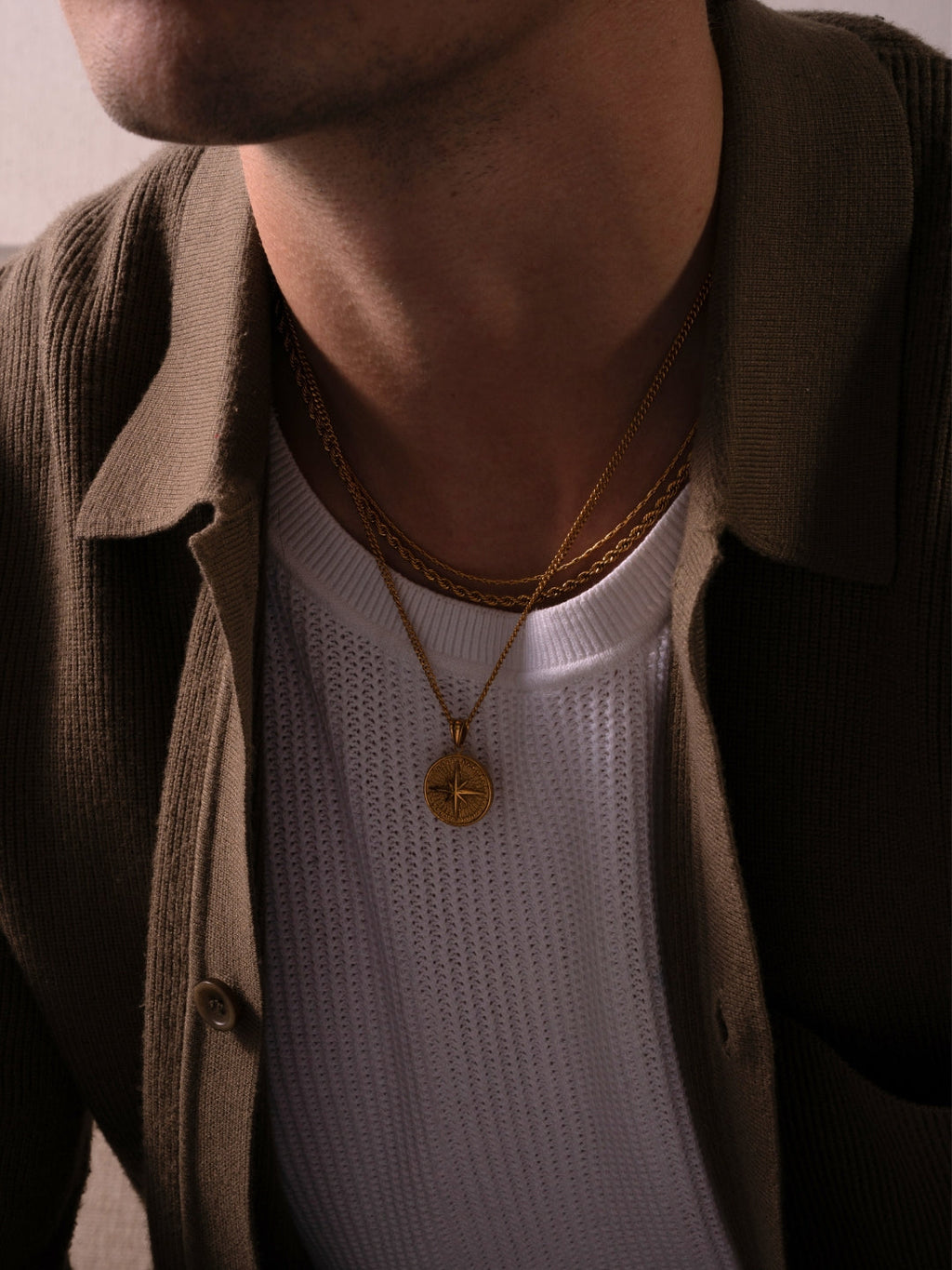 Collar Compass dorado para hombre