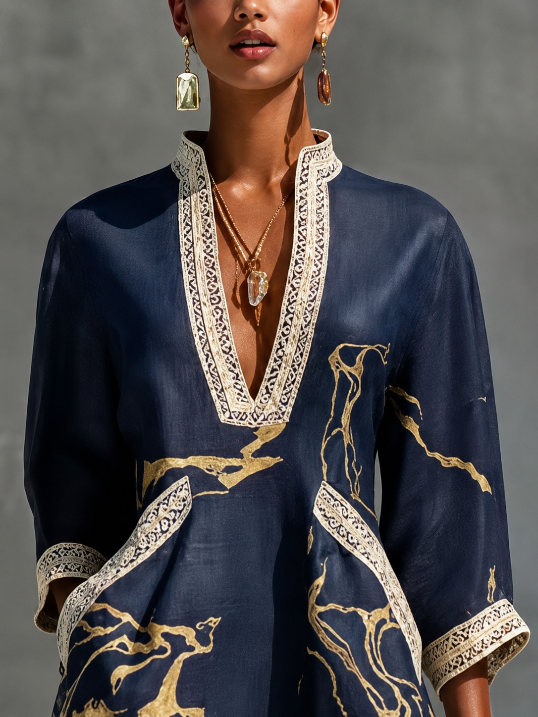 Donatella | Mini-robe noire à imprimé marbré doré et dentelle au crochet