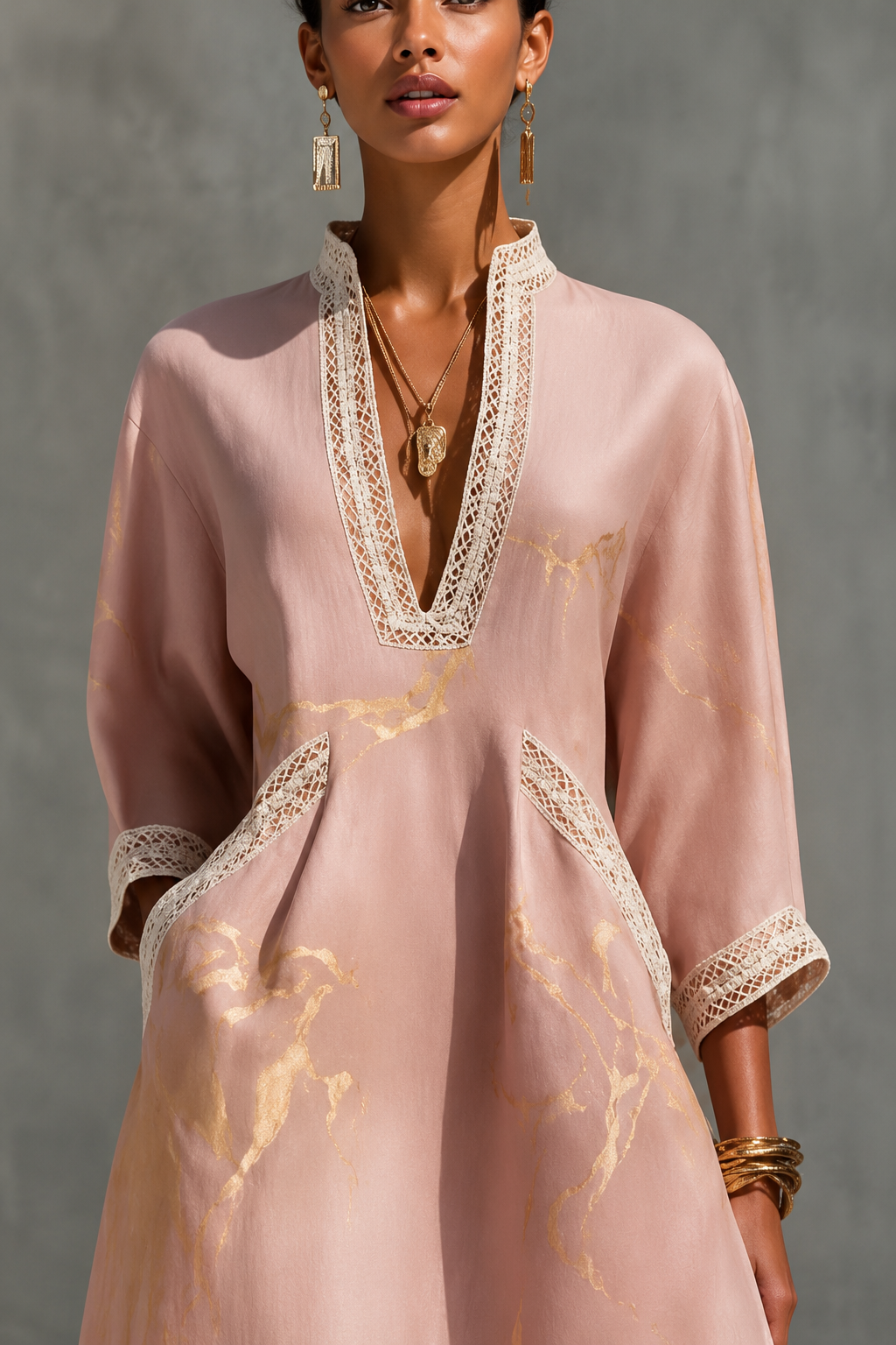 Donatella | Mini-robe noire à imprimé marbré doré et dentelle au crochet